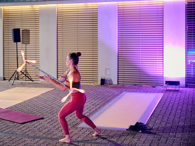 Flow Arts, Manege, Akrobatik